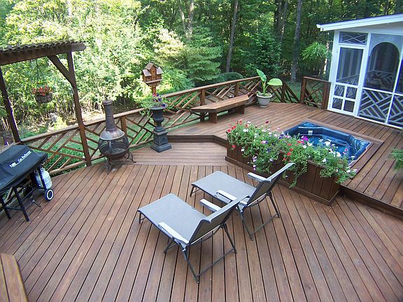 Two level deck w/ jacuzzi