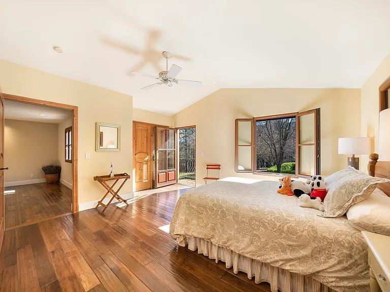 Upstairs bedroom 1