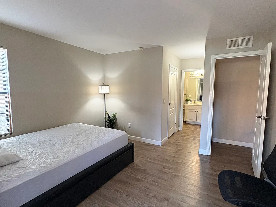12083 Alta Carmel Ct #31
