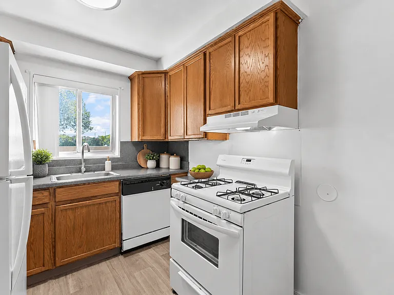 Oak Park Manor Apartments & Townhomes — Photo 10
