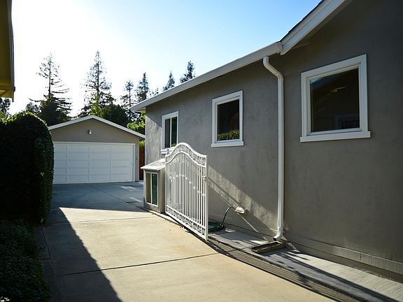 2nd image of 1067 Warren Ave