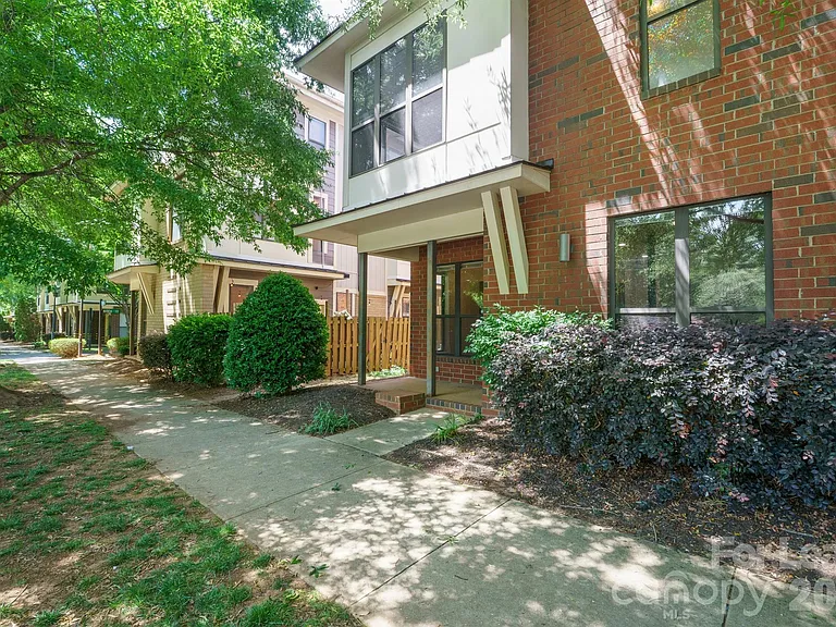 3435 Spencer St — Photo 2