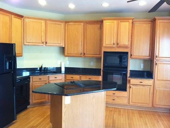 kitchen w/ granite tops