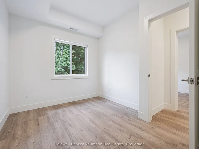 8 Orchard Cres — Photo 4