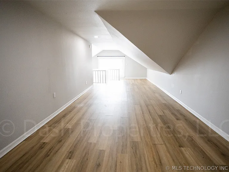 2604 E 7th St S — Photo 47