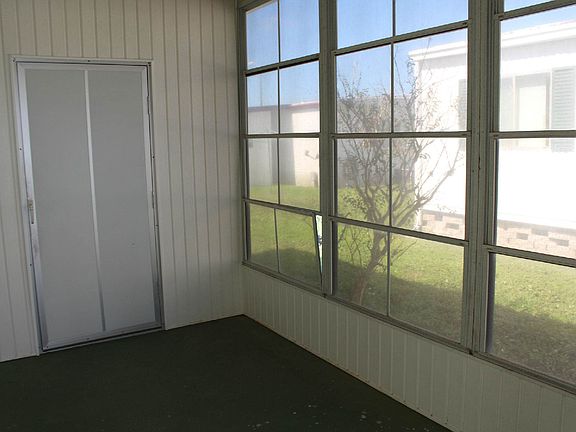 OUTDOOR SCREEN ROOM