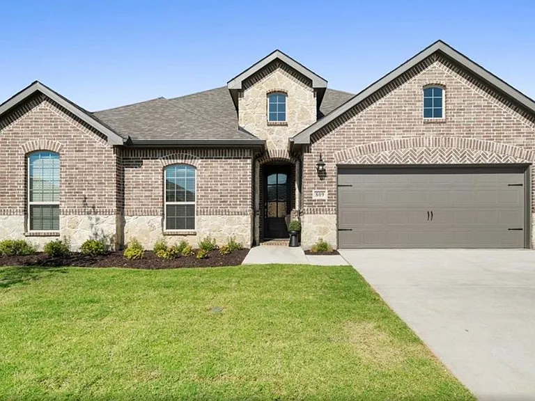809 Uplands Dr — Photo 1