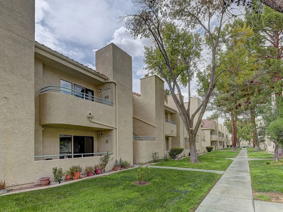 820 N Sloan Ln #203