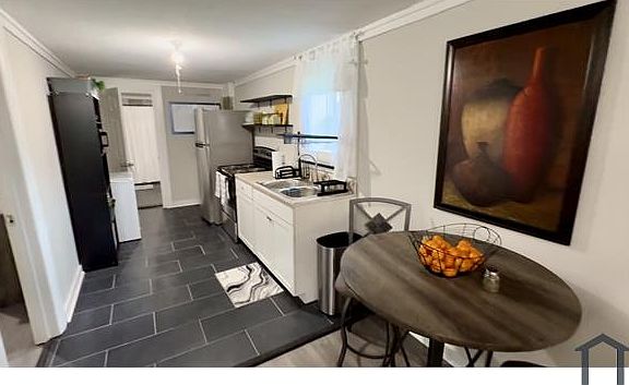 4th image of 105 Ash St