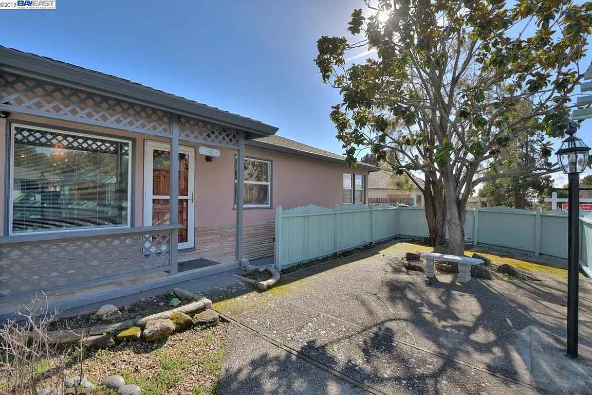1623 East St photo 1