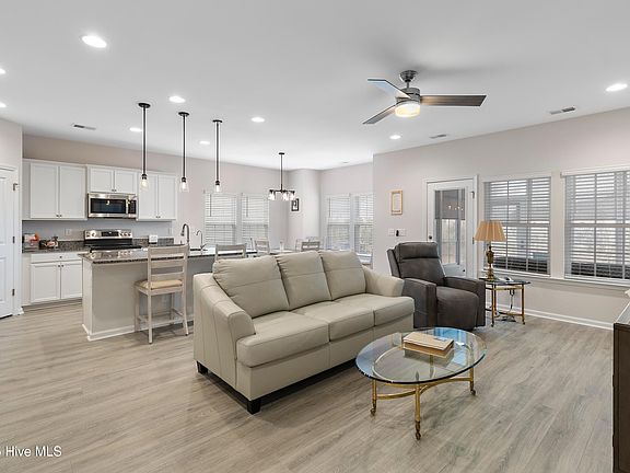 5th image of 877 Bourne Drive