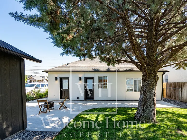 411 SE 8th St — Photo 3