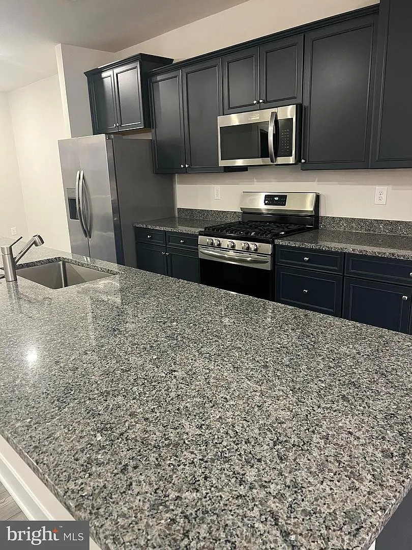 3 bed, 5.0 bath, 3020 sqft, $3,800 — Photo 2