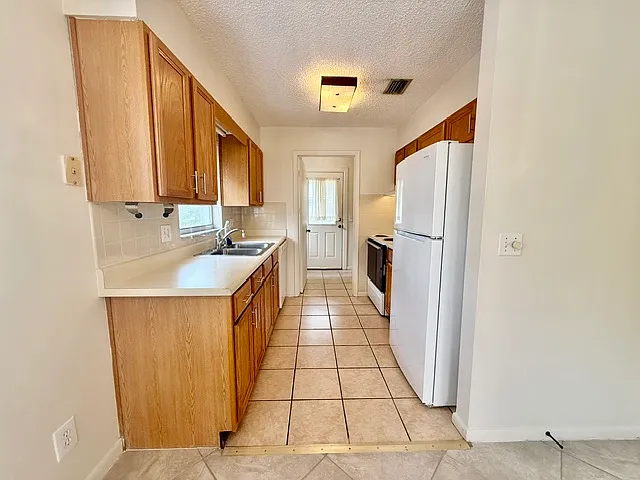 223 N Adelle Ave — Photo 9