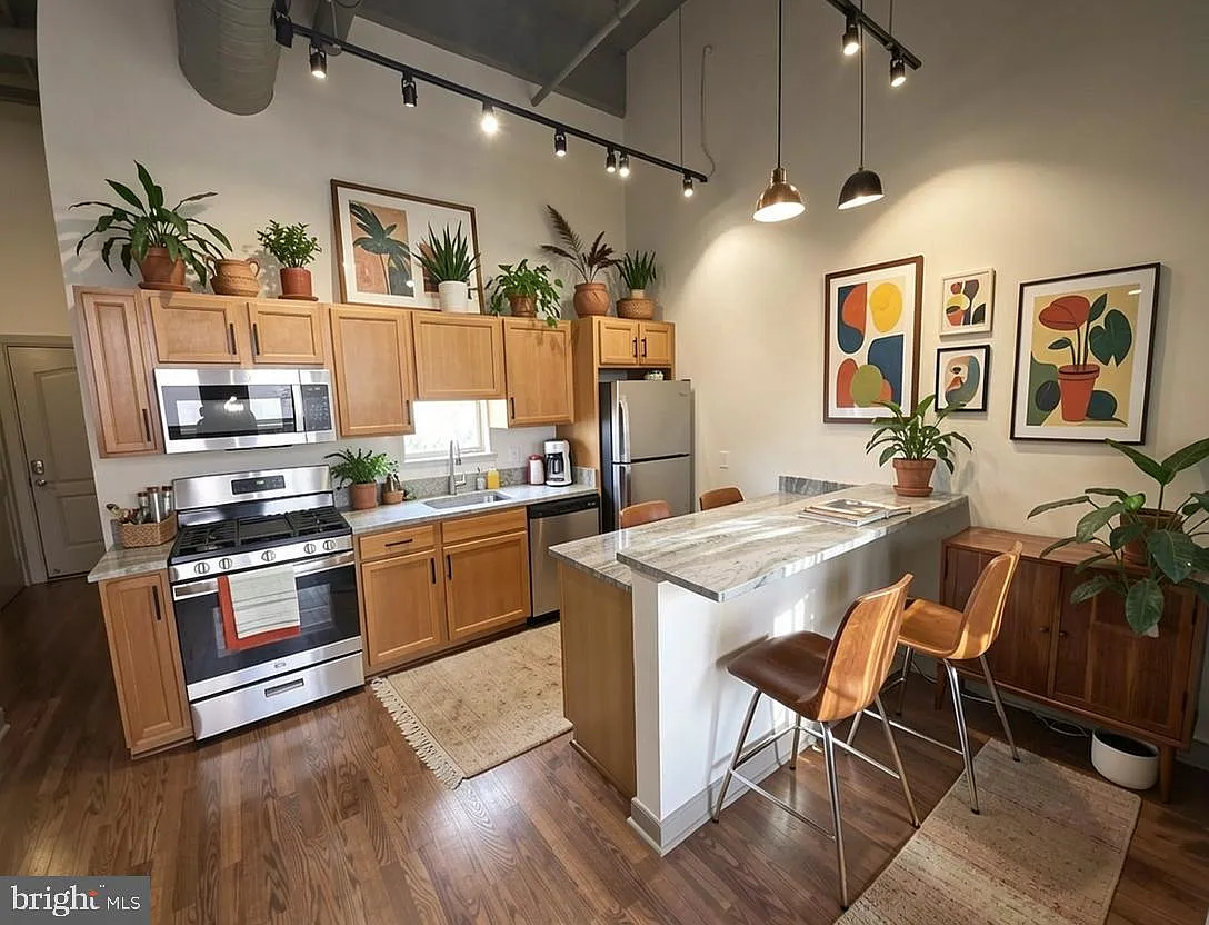 1 bed, 1.0 bath, 734 sqft, $1,800 — Photo 2