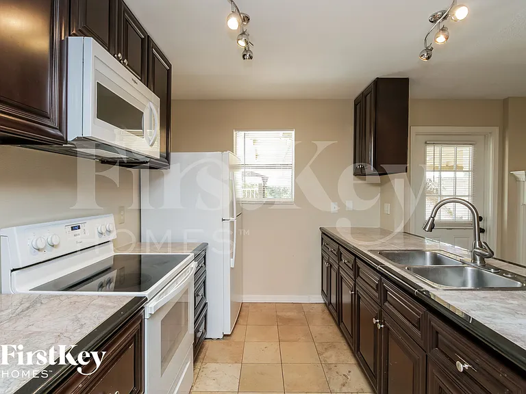 813 E Todd Dr — Photo 6