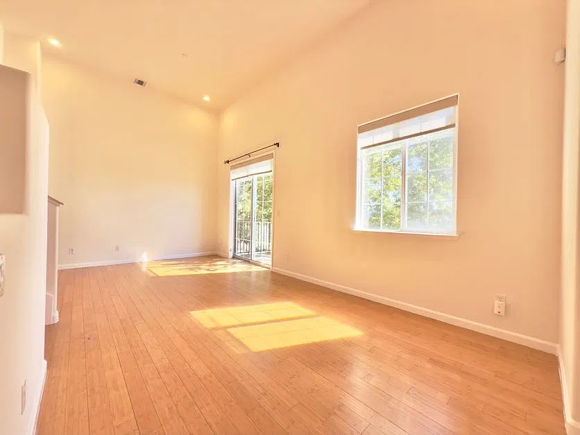 3 bed, 3.5 bath, 2261 sqft, $4,900 — Photo 4