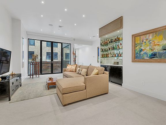 5th image of 238 W 74th St