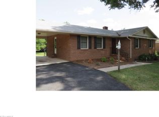 3561 Manoa Rd, Pfafftown, NC 27040