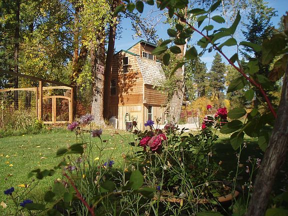 Cabin, flowers and Garden with Deer and Elk fence