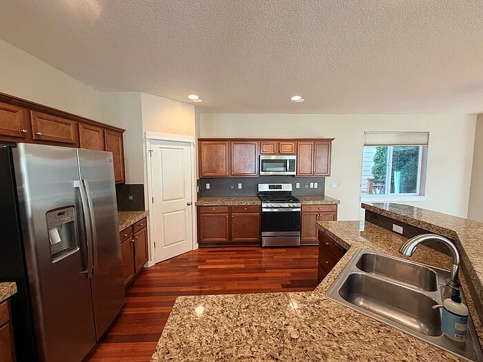 5 bed, 3.0 bath, 3252 sqft, $3,995 — Photo 2