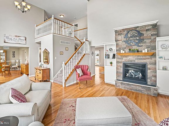 2nd image of 1414 Swan Ln