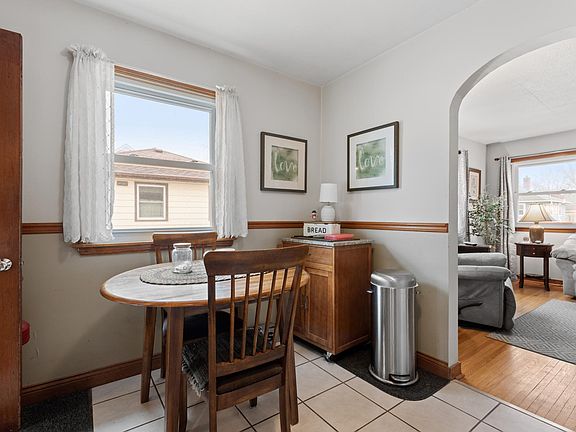 4th image of 1539 4th St NE