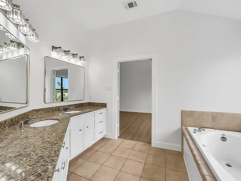 650 Westcross St #70 — Photo 31
