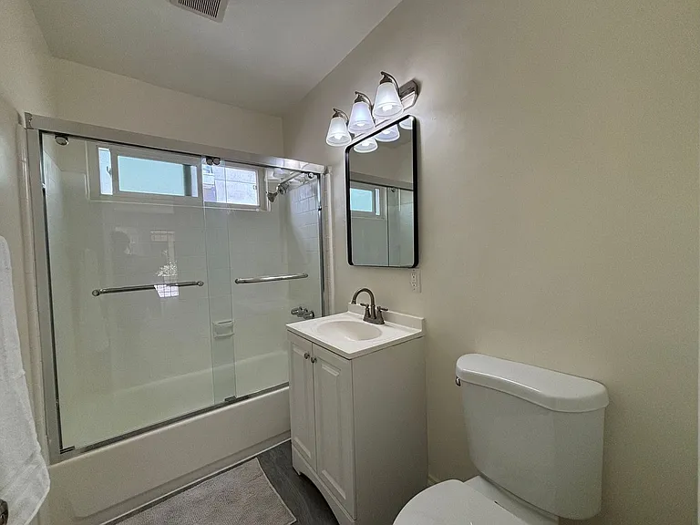 526 E Windsor Rd — Photo 13