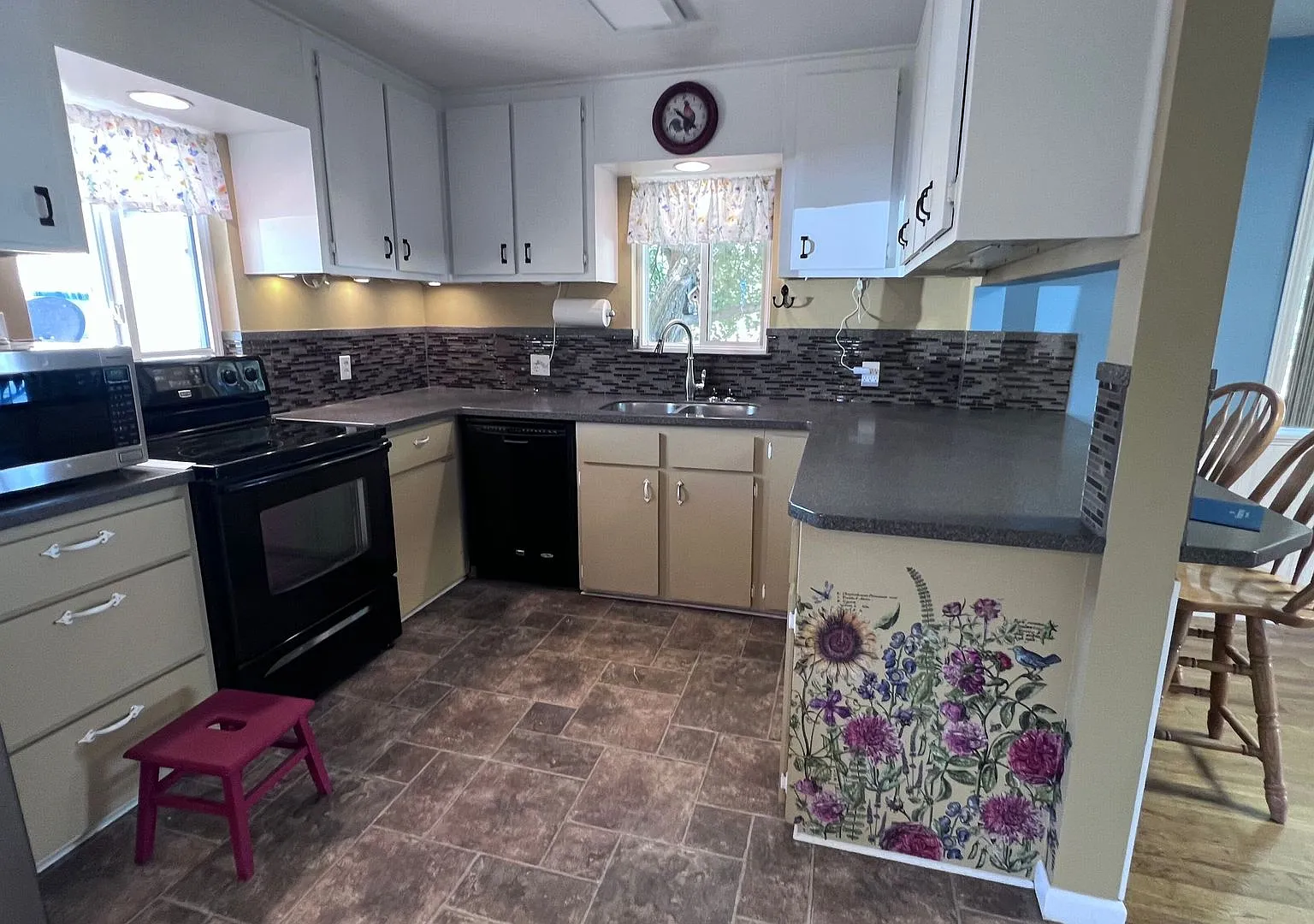 Charming 2 Bed, 2 Bath Farm-Style Home in Greenacres, WA! — Photo 2
