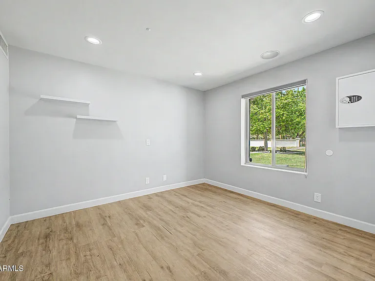 2311 E Colter St — Photo 32