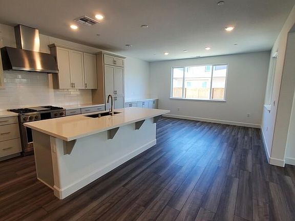 2nd image of 900 Grace Ave