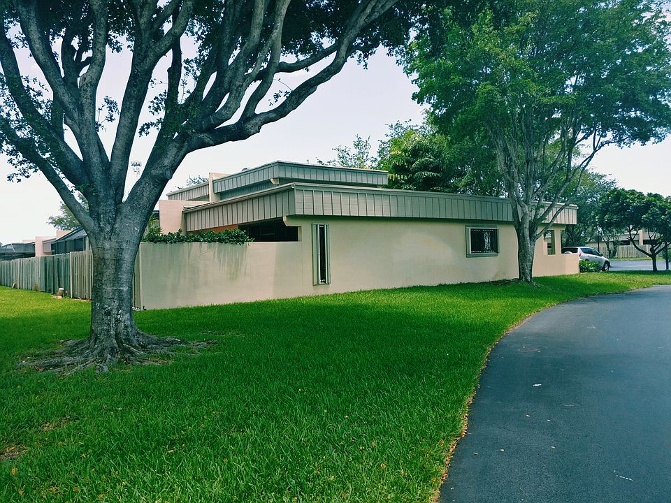 Large Spacious Corner Unit 