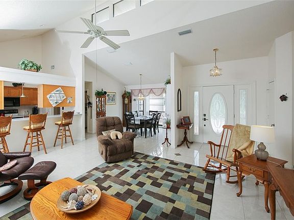 4th image of 332 Eden Dr