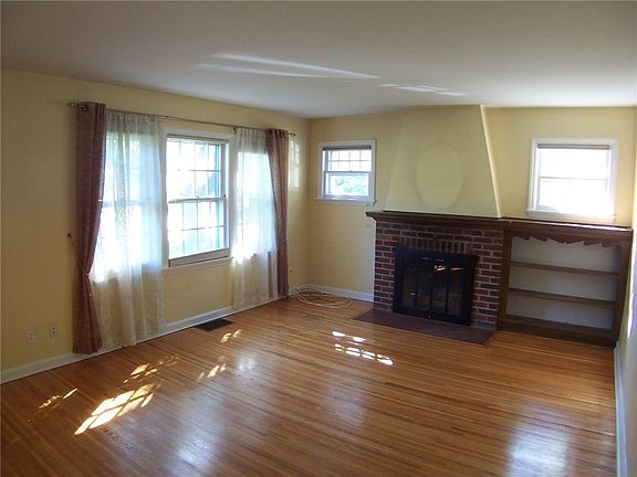 3rd image of 182 Commodore Pkwy