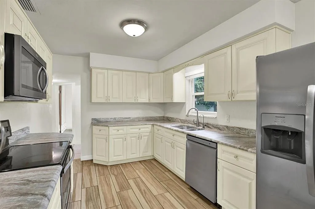 2 bed, 2.0 bath, 1242 sqft, $2,300 — Photo 4