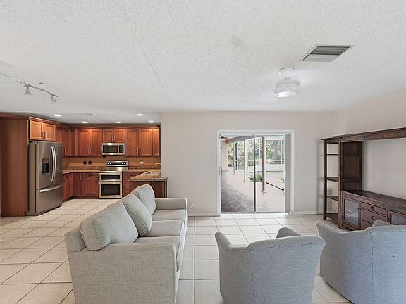 3rd image of 601 NW 71ST Avenue