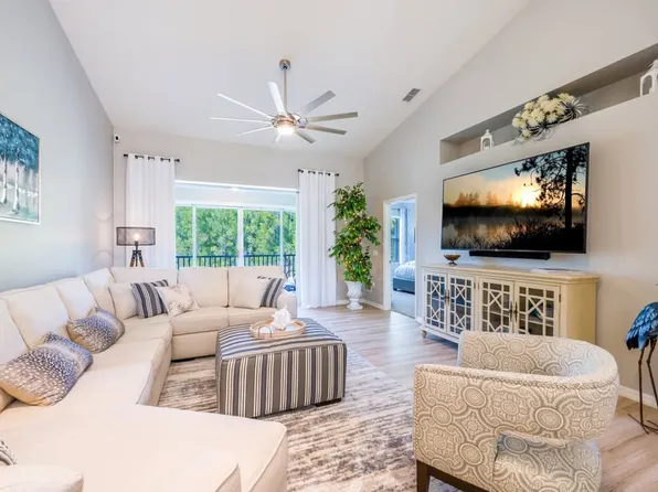365 Robin Hood Cir Unit 202, Naples, FL 34104