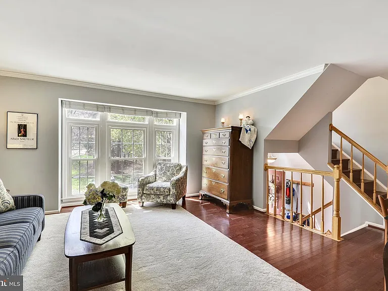 11906 Matthews Ct — Photo 4