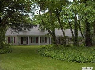 10 Tracklot Rd, Saint James, NY 11780