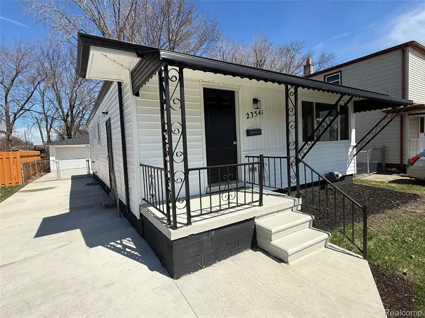 23541 Elmira St, Saint Clair Shores, MI 48082
