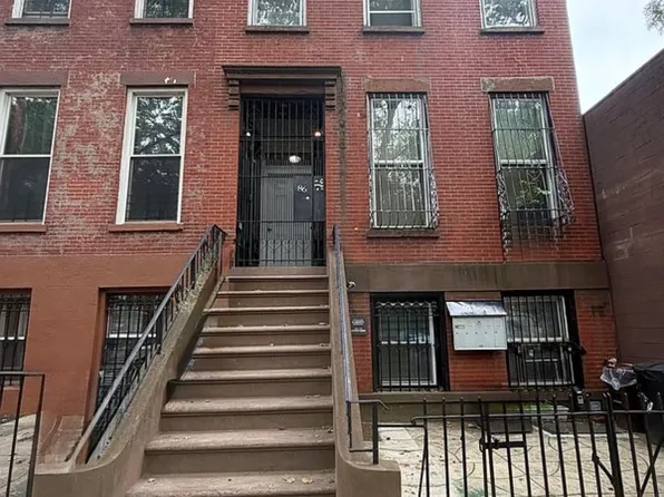 86 Waverly Avenue image 1 of 7