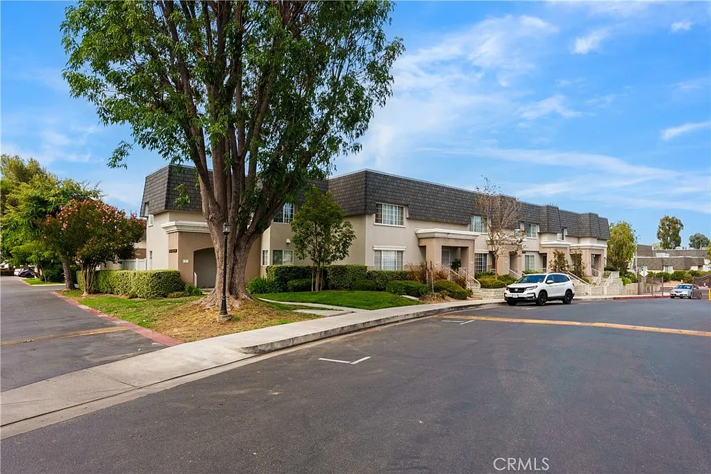 4 bed, 1374 sqft, $3,650 — Photo 1