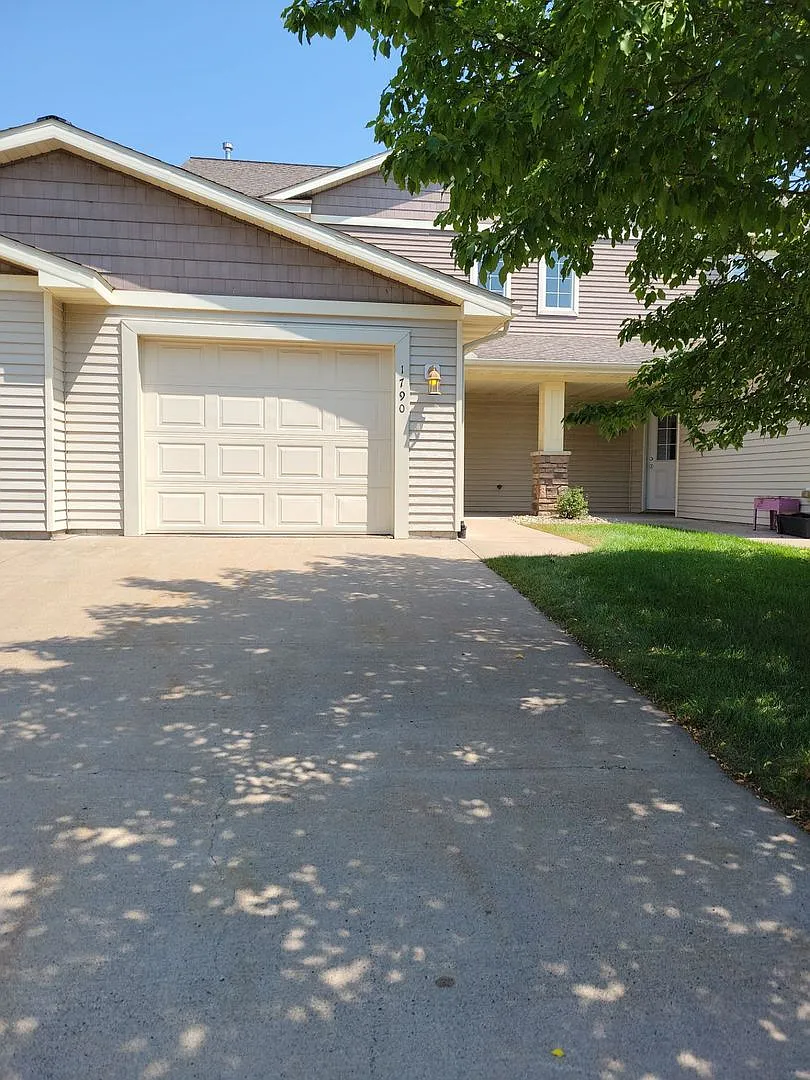 3 Bedroom Townhouse - Middle Unit — Photo 1