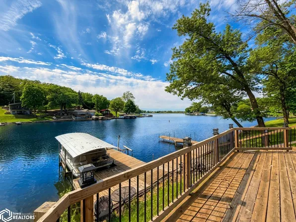 3011 E Lakeshore Dr, Brooklyn, IA 52211