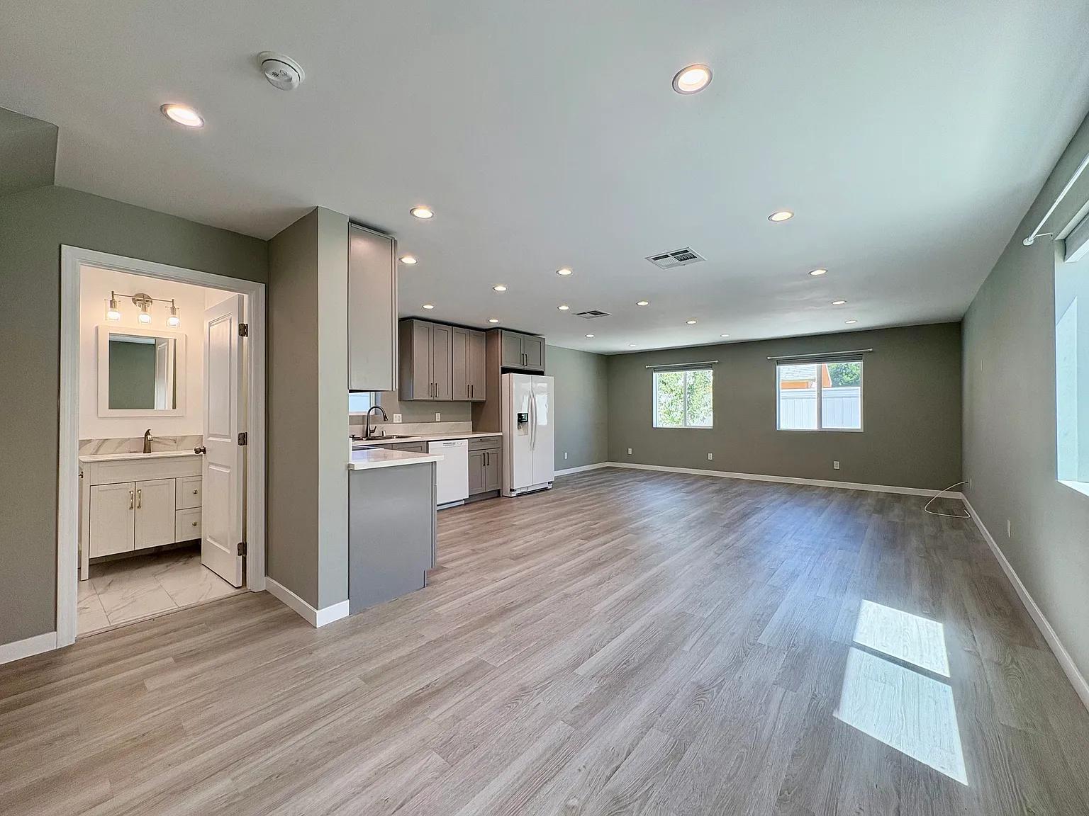 3 bed, 1200 sqft, $3,600 — Photo 3