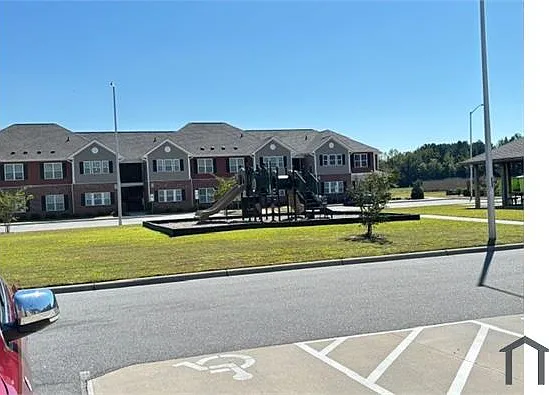 3 bed, $750 — Photo 2