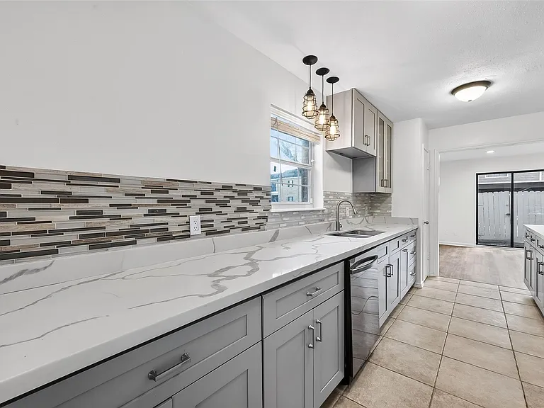 500 N Post Oak Ln — Photo 11