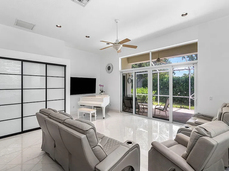 7087 NW 78th Pl — Photo 14