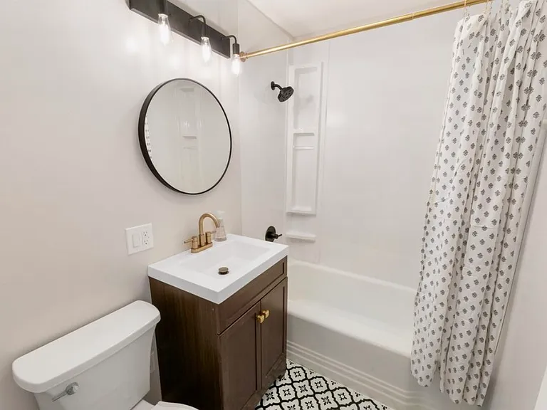 1033 N Pine St — Photo 23